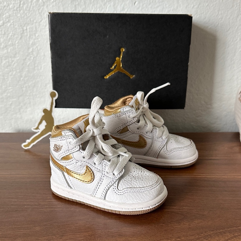 Jordan 1 Retro High OG Sneakers in White and Metallic Gold, Toddler size 4c